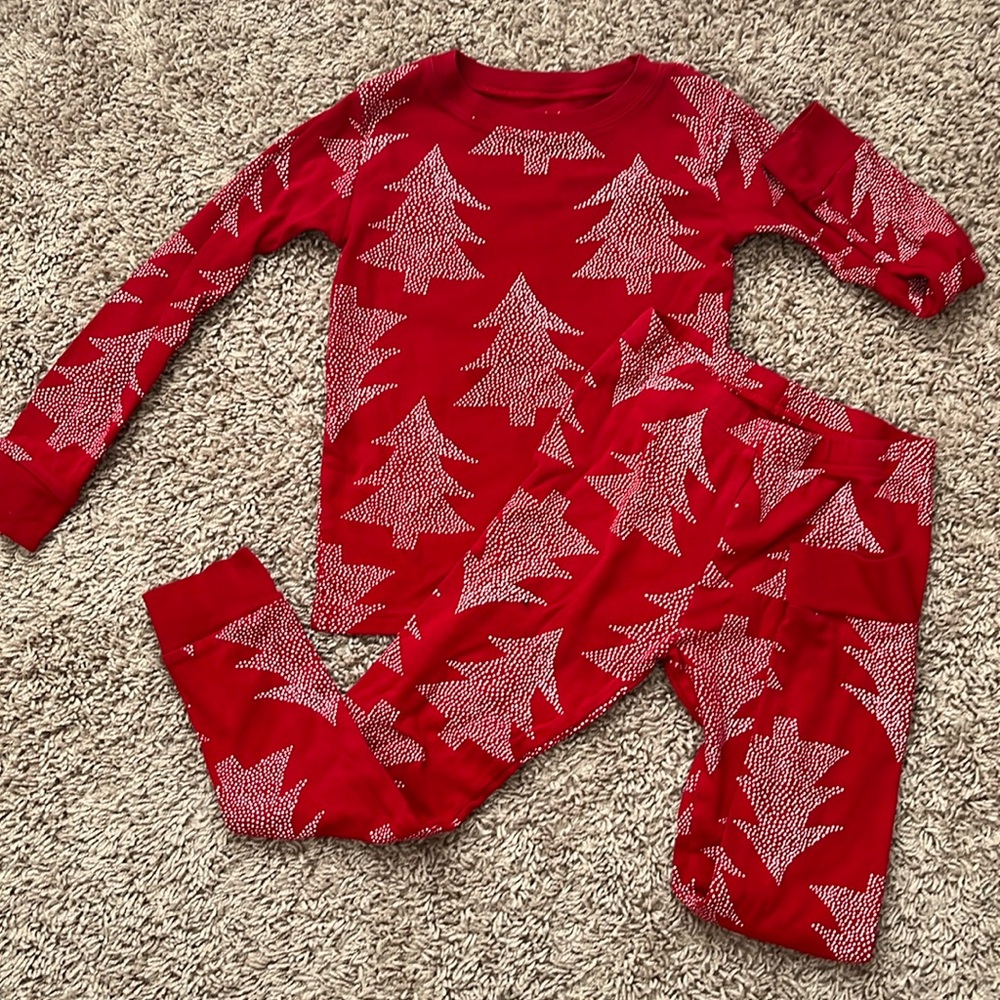 Barely worn- Carters-neutral gender size 6- seasonal pjs!